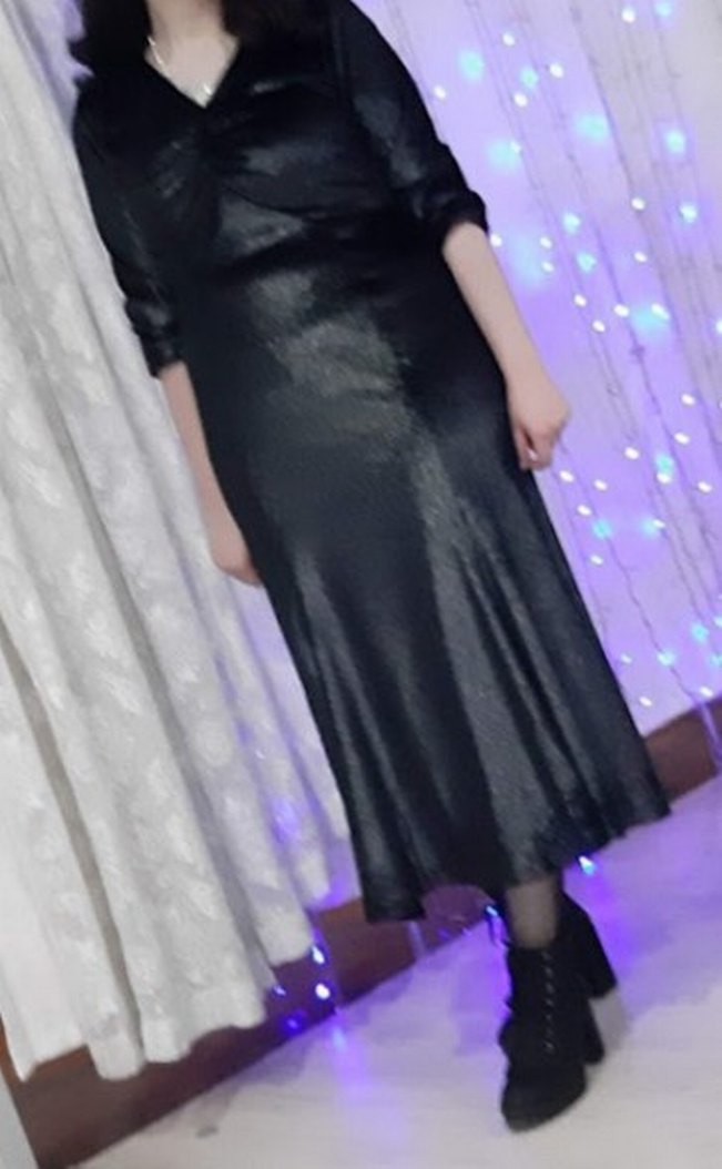 Siyah Parlak Uzun V Yaka Gotik Elbise - Görsel 3