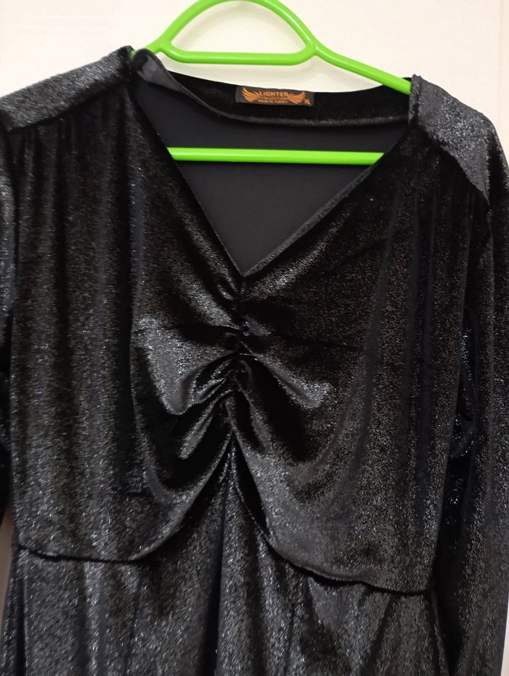 Siyah Parlak Uzun V Yaka Gotik Elbise - Görsel 4