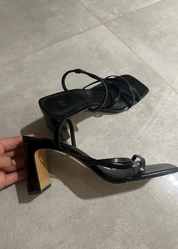 38 Beden Klasik Siyah Kalın Topuklu Kadın Sandalet