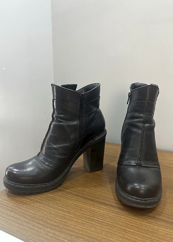 38 Beden Kadın Siyah Deri Topuklu Bot