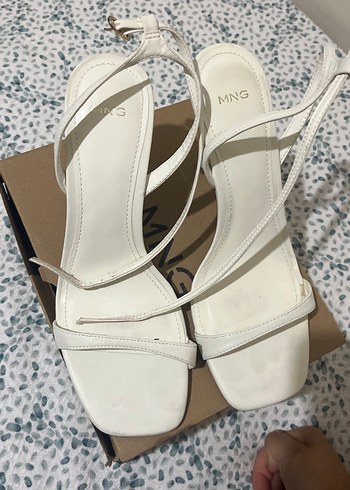 Mango Mango Beyaz Minimalist Tokalı İnce Topuklu Sandalet