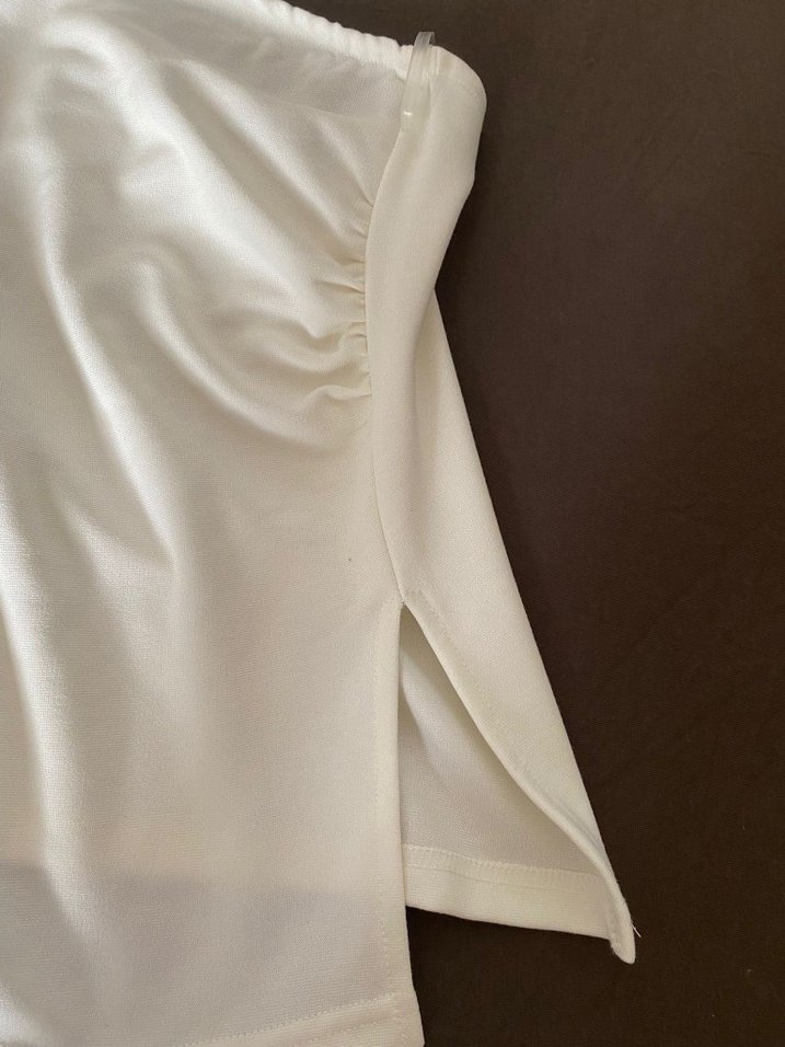 Beyaz Straplez Yandan Hafif Dekolteli Üst - Görsel 4