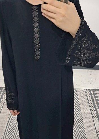 Nakışlı Siyah Uzun Kollu Ferace. Her bedene uygundur.