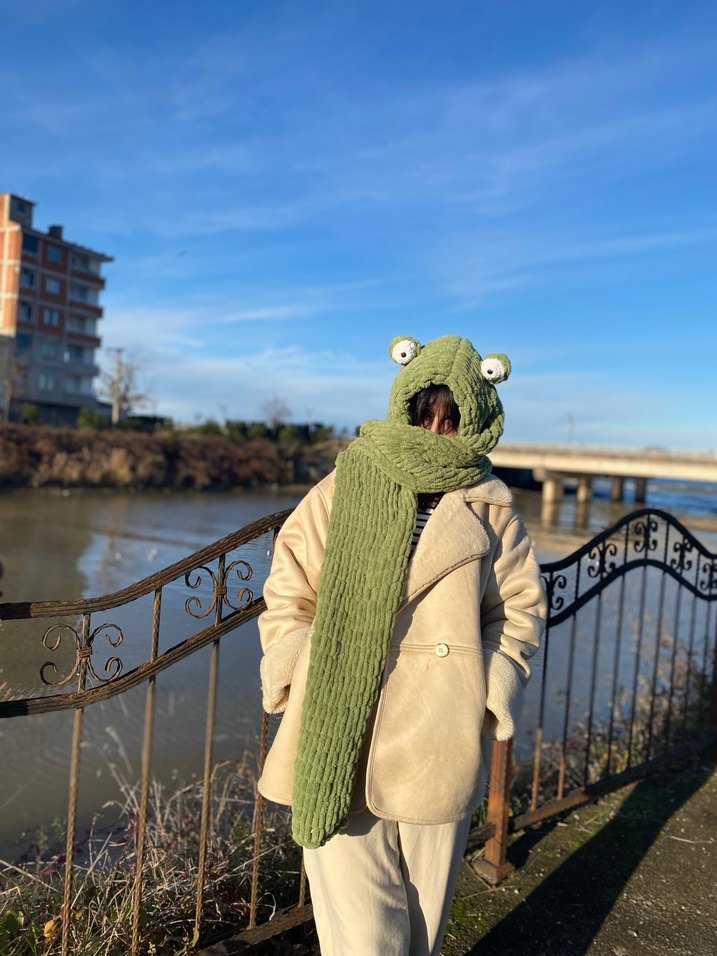 Örgü Kurbağa Temalı Kapüşonlu Atkı - Görsel 2