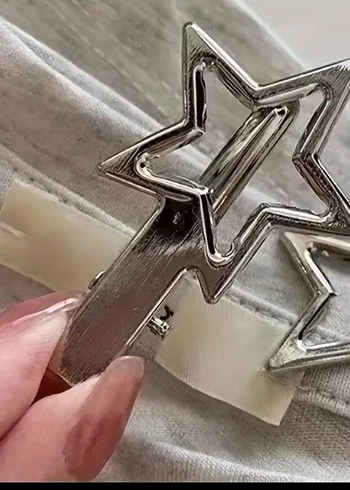 Parlak Gri Yıldız Tokalı Saç Aksesuarı