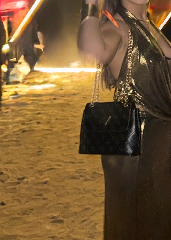 Guess Guess Siyah Yılan Derisi Desenli Zincir Detaylı Çanta