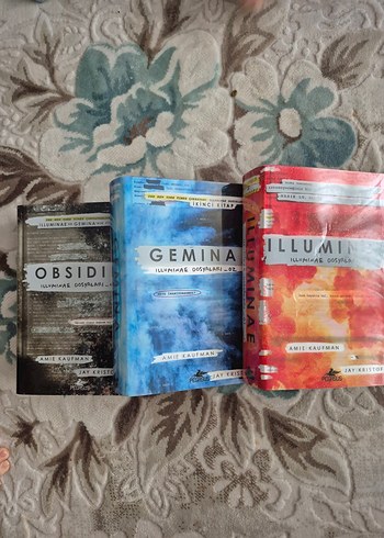 Gemina, Obsidio ve Illuminae Kitapları