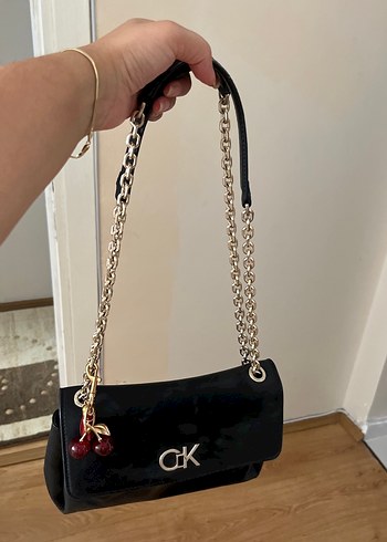 Zincir Detaylı Siyah Deri Kadın Çanta
