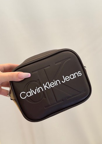 Calvin Klein Kahverengi Deri Kadın Çapraz Çanta uzun askısı var