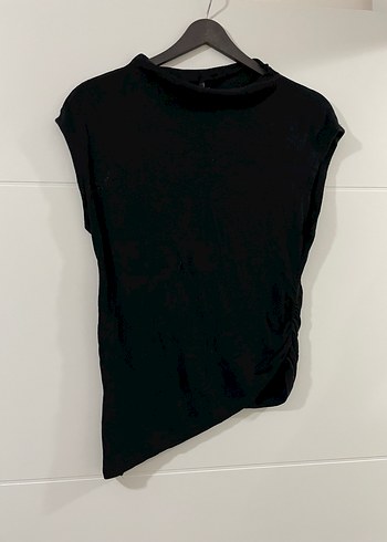 Siyah Kolsuz asimetrik kesim tişört - Görsel 2