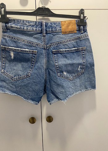 Stradivarius Kadın Mavi Yırtık Mini Kot Şort