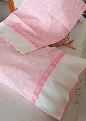 Pembe Nakışlı Yastık Kılıfı