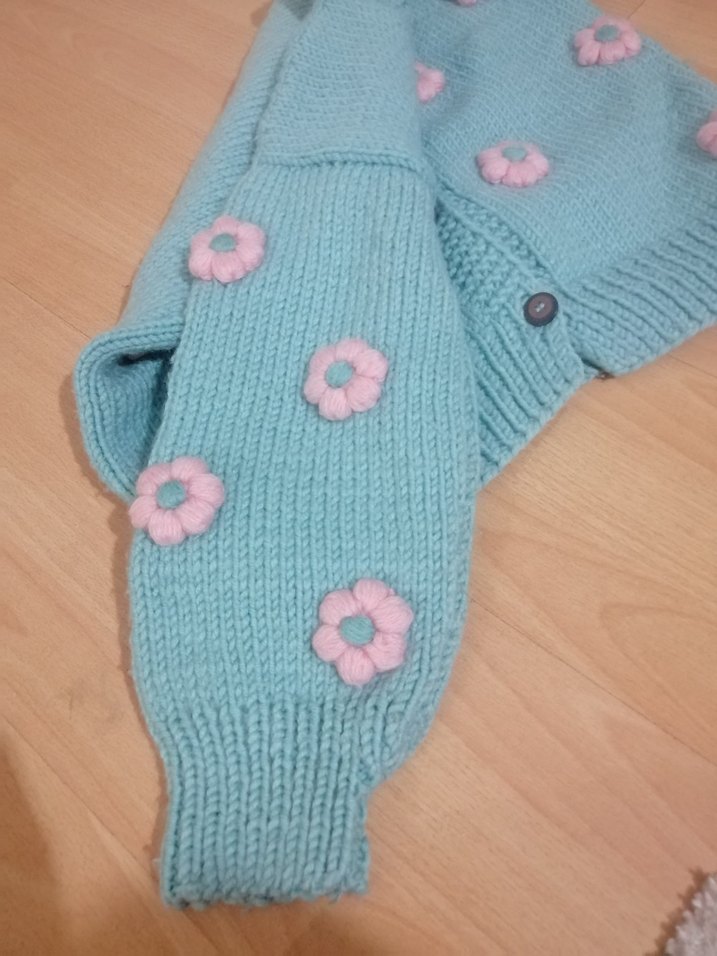 El örgüsü Mavi Çiçekli Örgü Kız Hırka - Görsel 4