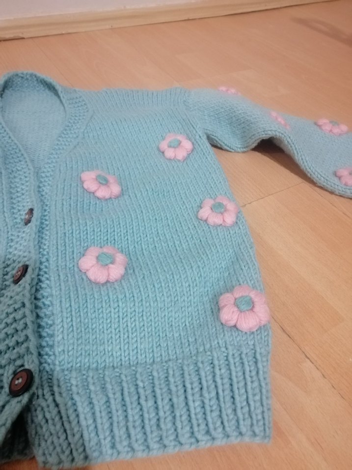 El örgüsü Mavi Çiçekli Örgü Kız Hırka - Görsel 3