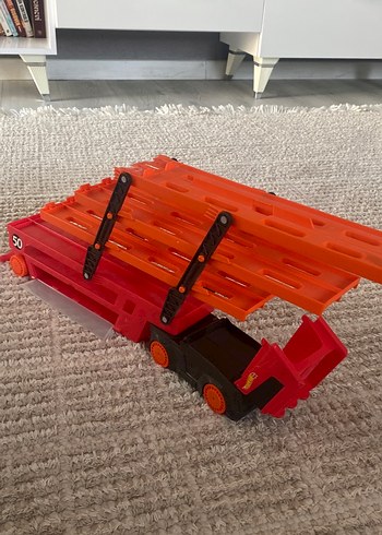 Hotwheels dev araç taşıma kamyonu