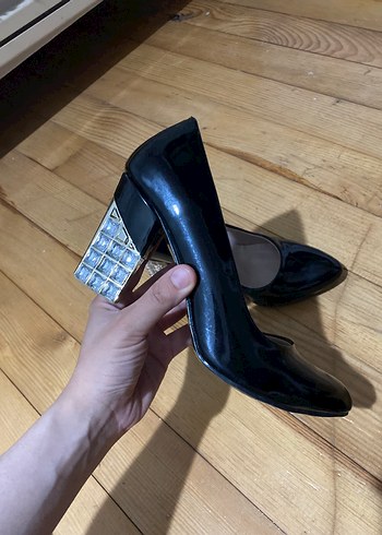 Topuklu Siyah taş detaylı Kadın Stiletto