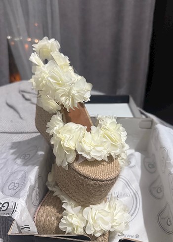 Çiçekli Fırfırlı Beyaz Dolgu Topuklu Espadril - Görsel 3