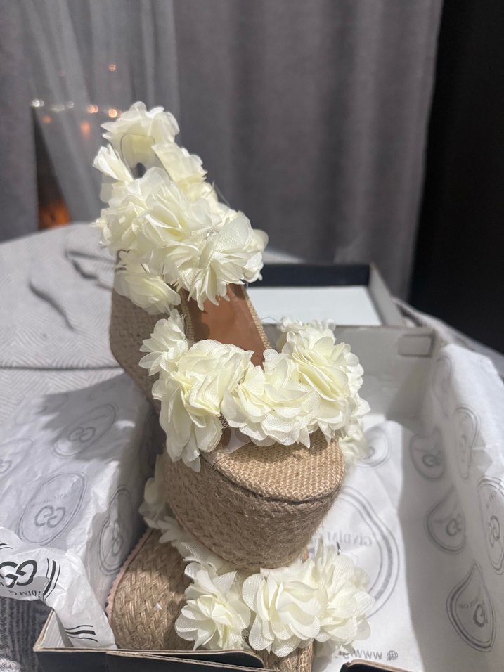 Çiçekli Fırfırlı Beyaz Dolgu Topuklu Espadril - Görsel 3