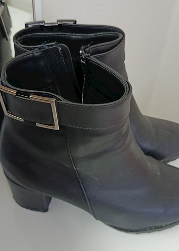 Zara Siyah Deri Tokalı Kadın Bot