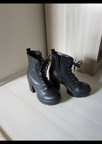 Siyah Deri Gotik Topuklu Kadın Bot