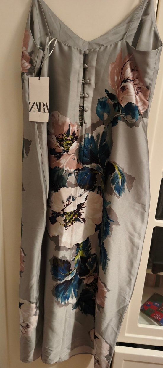 Zara Açık Gri Çiçekli İnce Askılı Saten Elbise — görsel 4/7