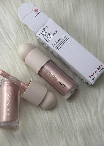 Rare Beauty Pastel Bej Sıvı Aydınlatıcı