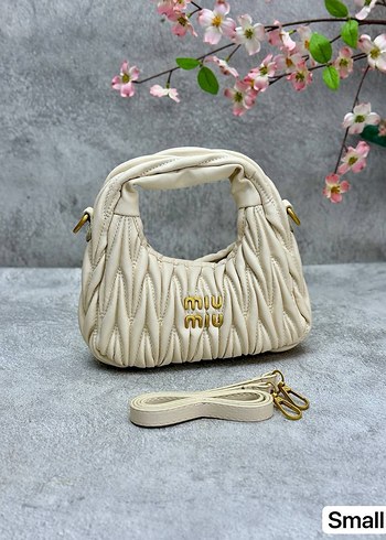 Miu Miu 1. kalite Miu Miu Siyah Deri Fırfırlı Omuz Çantası