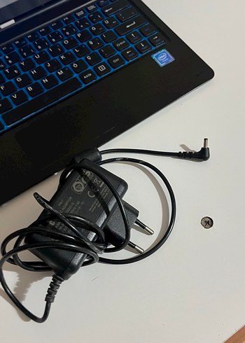 Mavi Klavyeli Laptop ve Tablet - Görsel 4