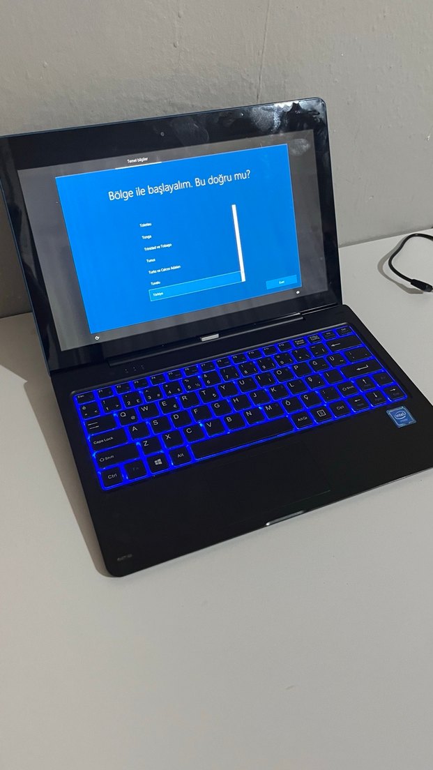 Mavi Klavyeli Laptop ve Tablet - Görsel 2