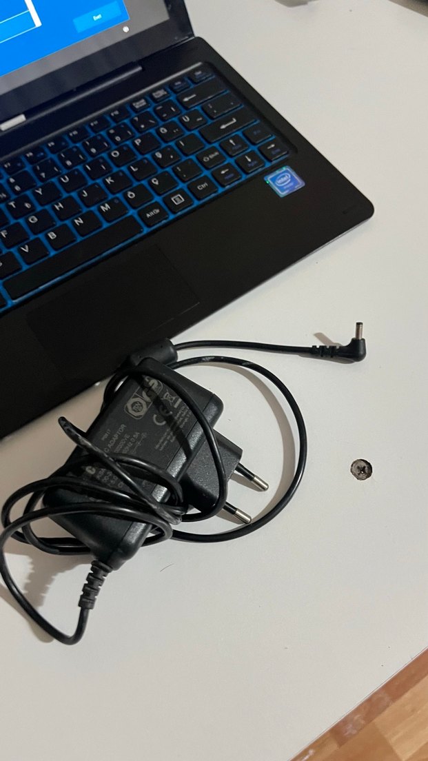 Mavi Klavyeli Laptop ve Tablet - Görsel 4