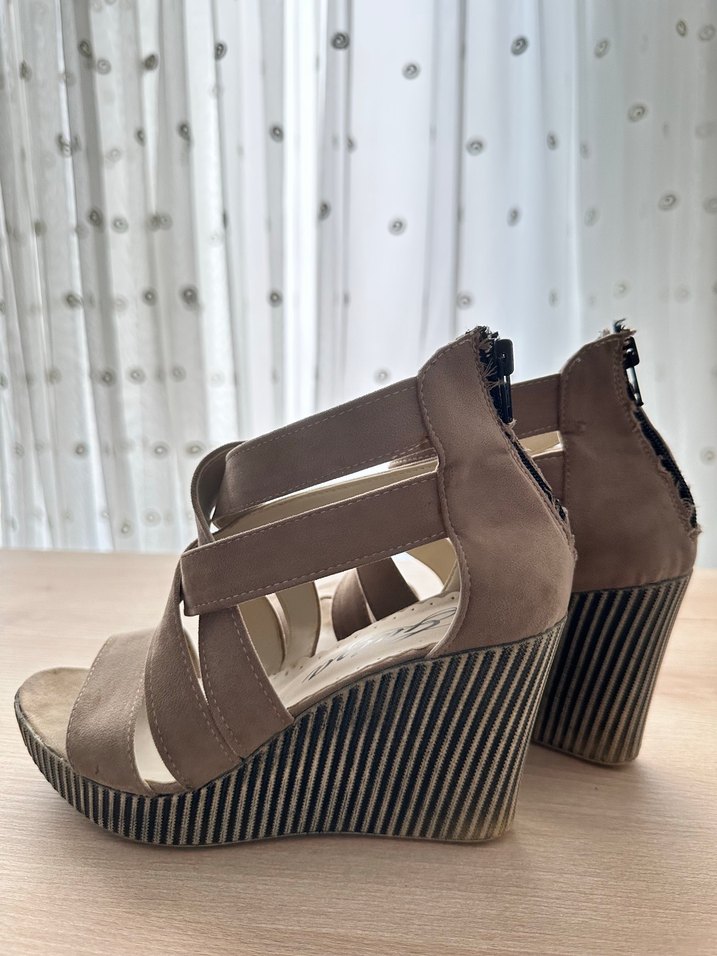 Bej Süet Zebra Desenli Dolgu Topuklu Kadın Sandalet - Görsel 2