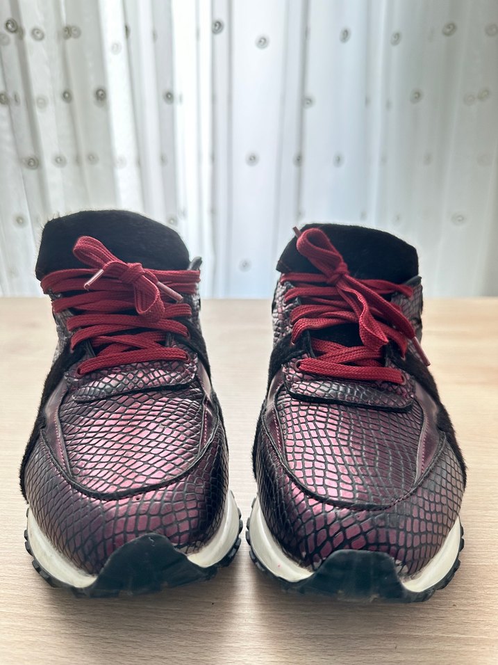 Bordo Yılan Desenli Bağcıklı Spor Ayakkabı - Görsel 2