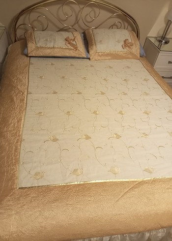 İşlemeli Beyaz Parlak Yatak Örtüsü - Görsel 4