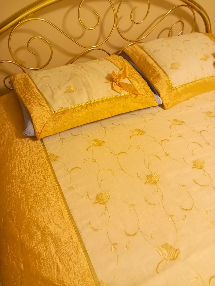 İşlemeli Beyaz Parlak Yatak Örtüsü - Görsel 2