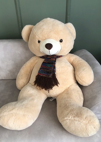 Renkli atkılı kahverengi peluş oyuncak ayı