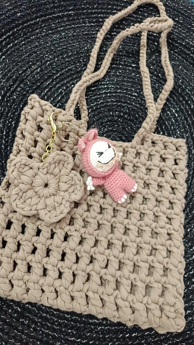 Bej Örgü Çiçek Anahtarlık - Görsel 3