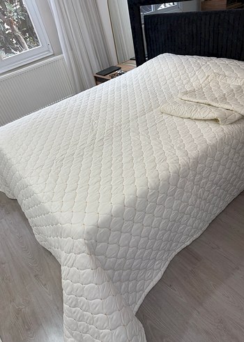 Beyaz Kapitoneli Yatak Örtüsü - Görsel 4