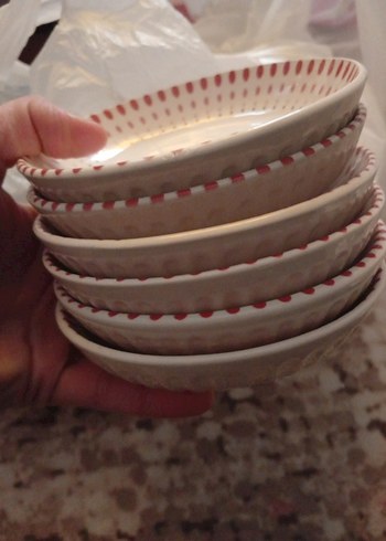 Kırmızı Çiçek Desenli Yuvarlak Tabak - Görsel 2