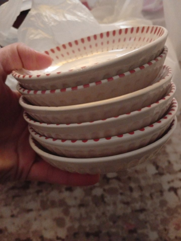 Kırmızı Çiçek Desenli Yuvarlak Tabak - Görsel 2