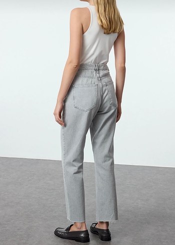 Gri Paçası Kesikli Yüksek Bel Straight
%100 Pamuk Jeans - Görsel 4