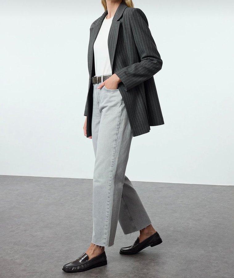 Gri Paçası Kesikli Yüksek Bel Straight
%100 Pamuk Jeans - Görsel 2