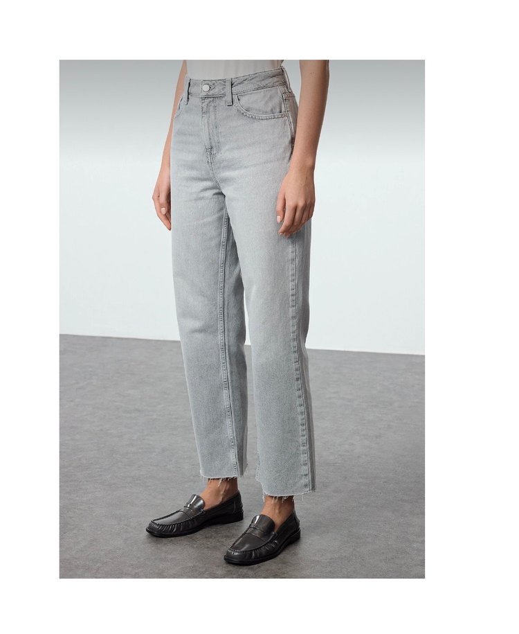 Gri Paçası Kesikli Yüksek Bel Straight
%100 Pamuk Jeans - Görsel 3