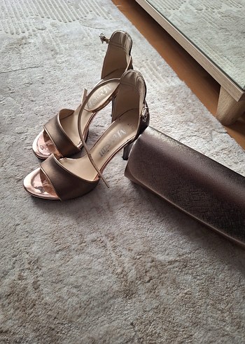 Kahverengi Parlak Tokalı İnce Topuklu Kadın Ayakkabı - Görsel 2
