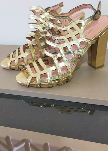 Gold topuklu ayakkabı - Görsel 2