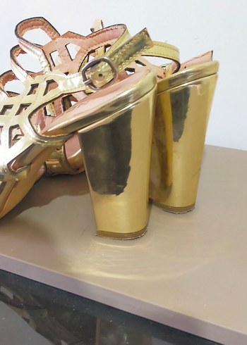 Gold topuklu ayakkabı - Görsel 3