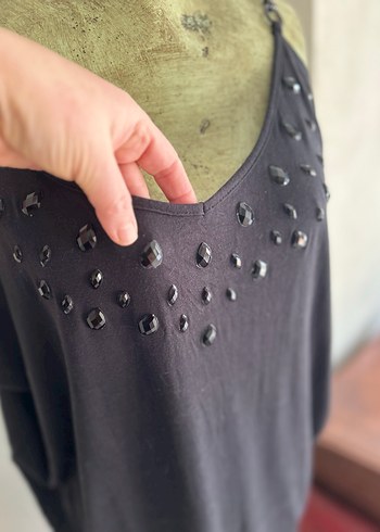 Zincir askılı ve taş detaylı salaş elbise - Görsel 2