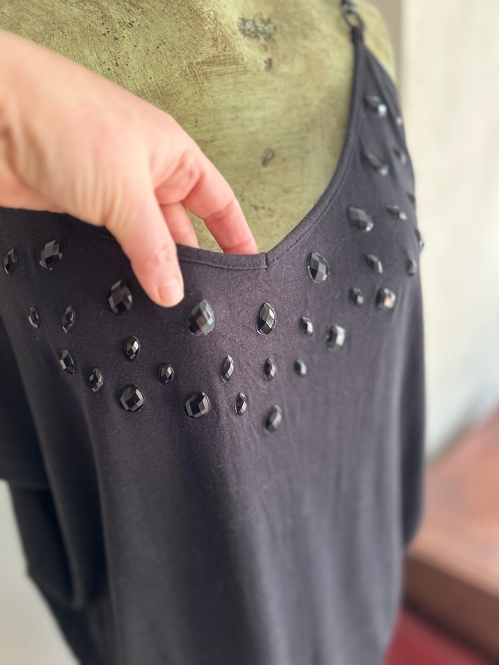 Zincir askılı ve taş detaylı salaş elbise - Görsel 2