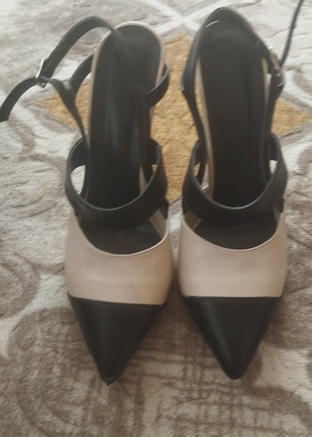 Kadın Beyaz Siyah Tokalı Stiletto Topuklu Ayakkabı