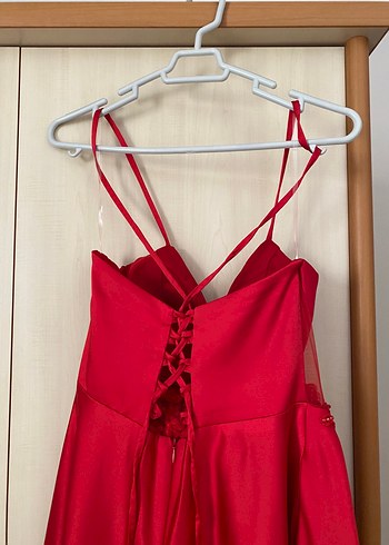 Saten Kırmızı İşlemeli Uzun Abiye Elbise - Görsel 4