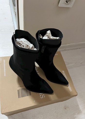 Stradivarius Siyah Tokalı İnce Topuklu Kadın Bot